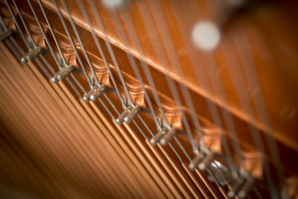 FEURICH-Mod.-133-Concert-LED-V-bar-agraffes-1024x683